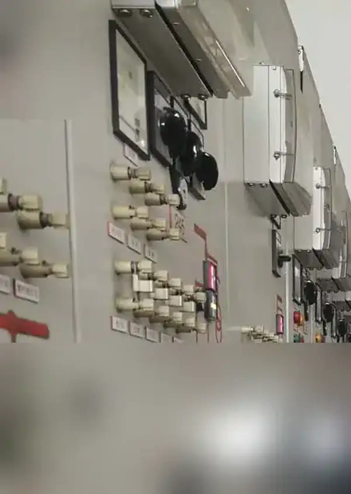 Anonymous medium-voltage switchgear TEV screening scene